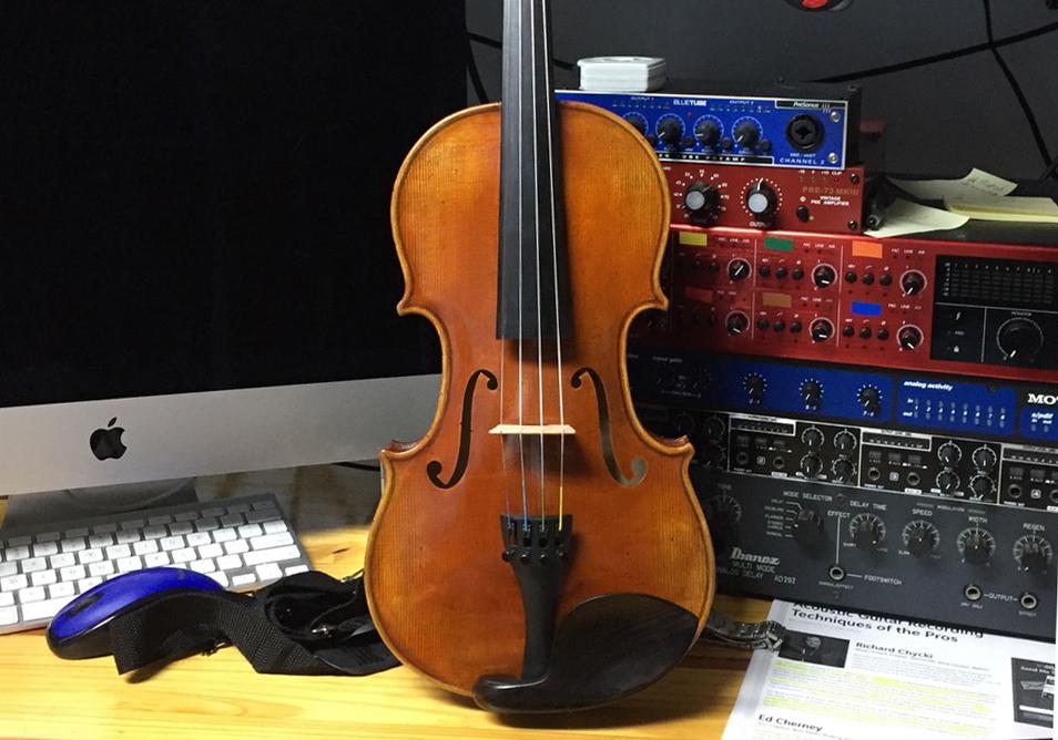 Left-handed violin with sound system