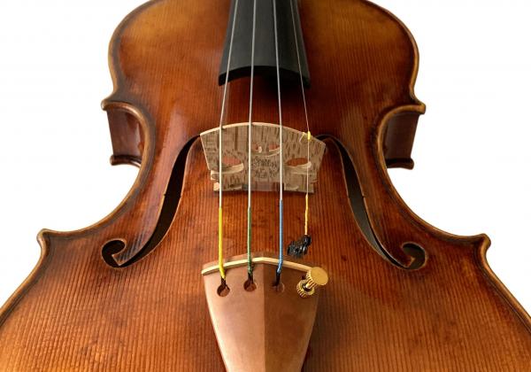 Closeup of front of a 909 violin