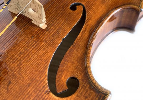 Topa violin f-hole closeup