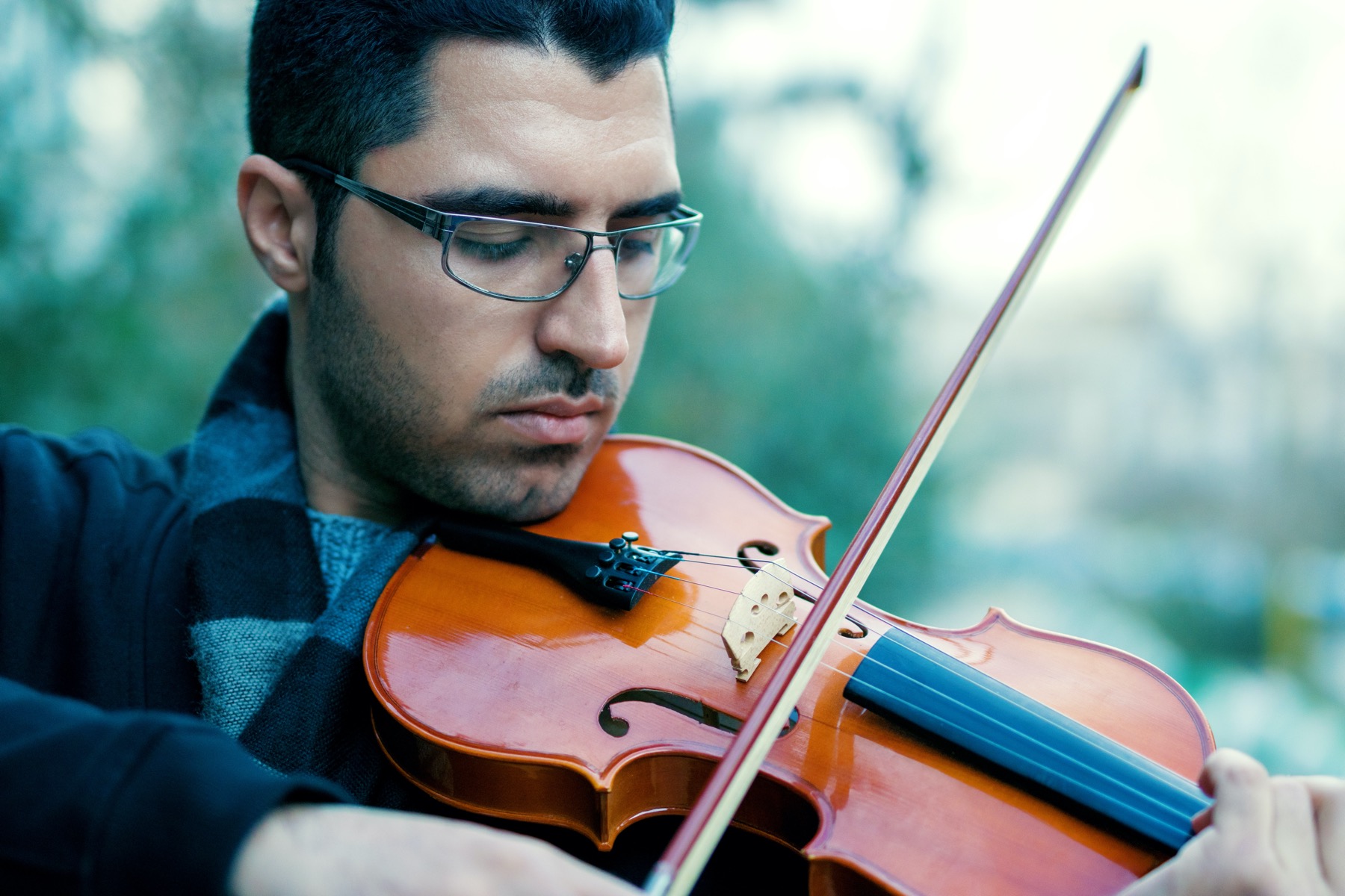 violinist without chin rest or shoulder rest