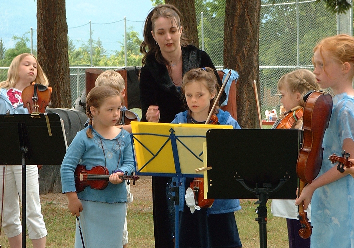 Rhiannon leading a group of small violin students