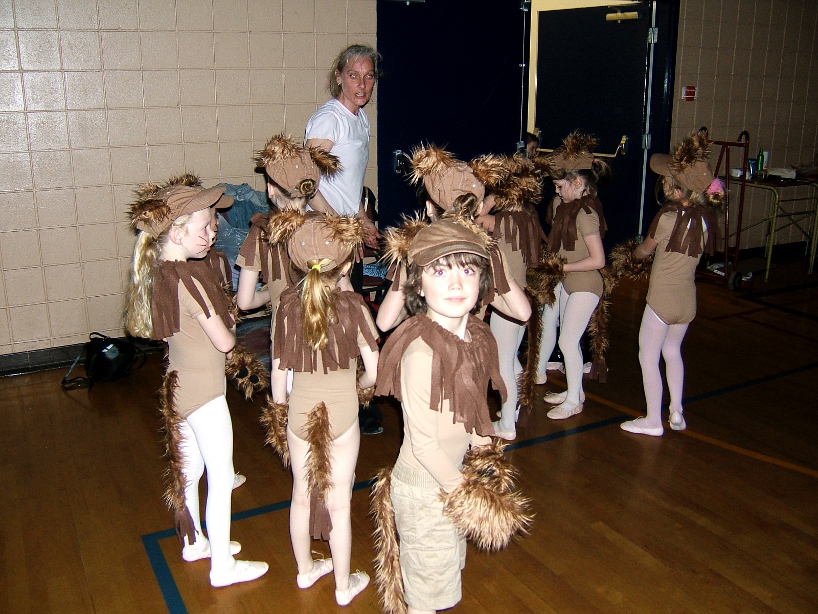 4-5 year old kids dressed as lion ballerinas
