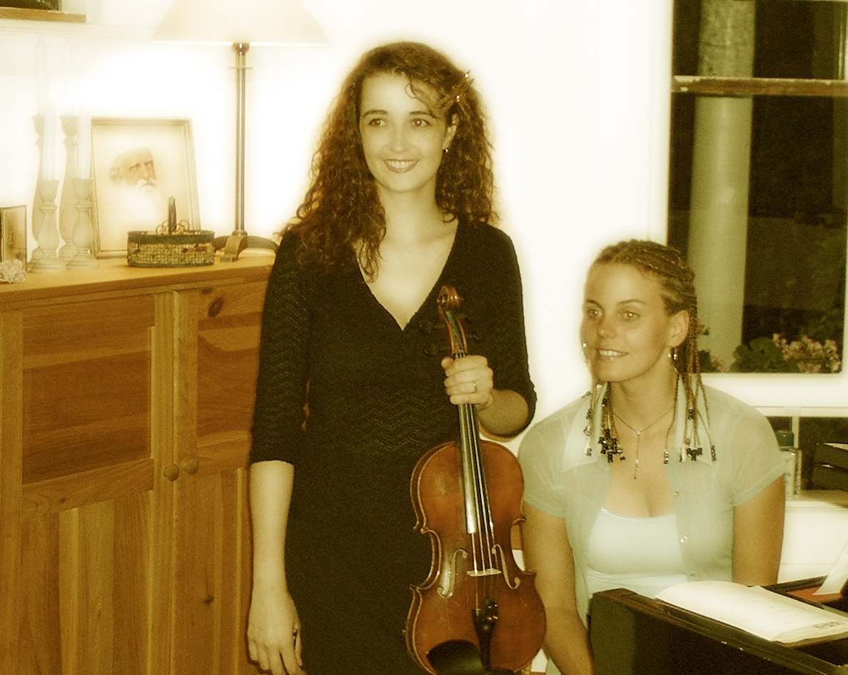 Rhiannon with her violin in and Anna Hostman at the piano
